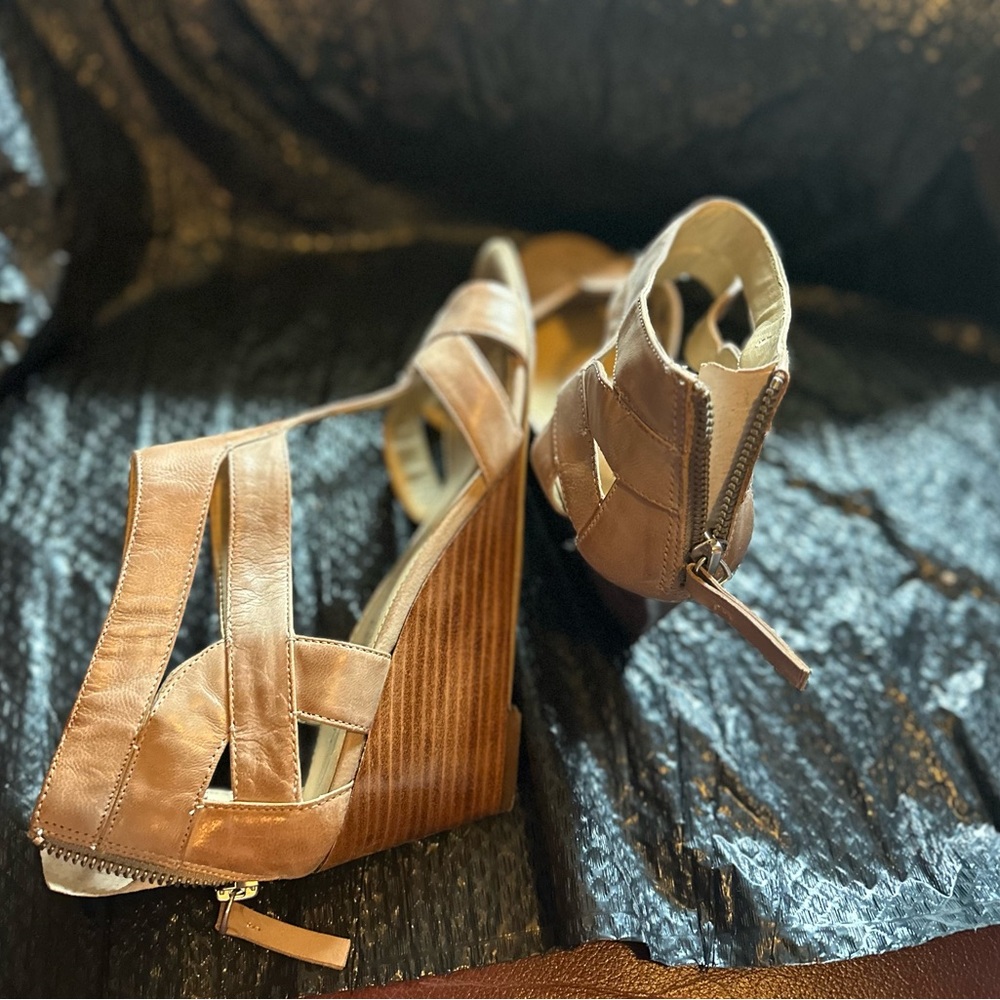 Nine West wedge sanders size 7 1/2 new mot in box.  NWPIPINHOT